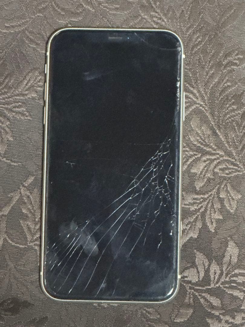 【SIMロック解除済】Apple iPhone 11 ホワイト　64GB