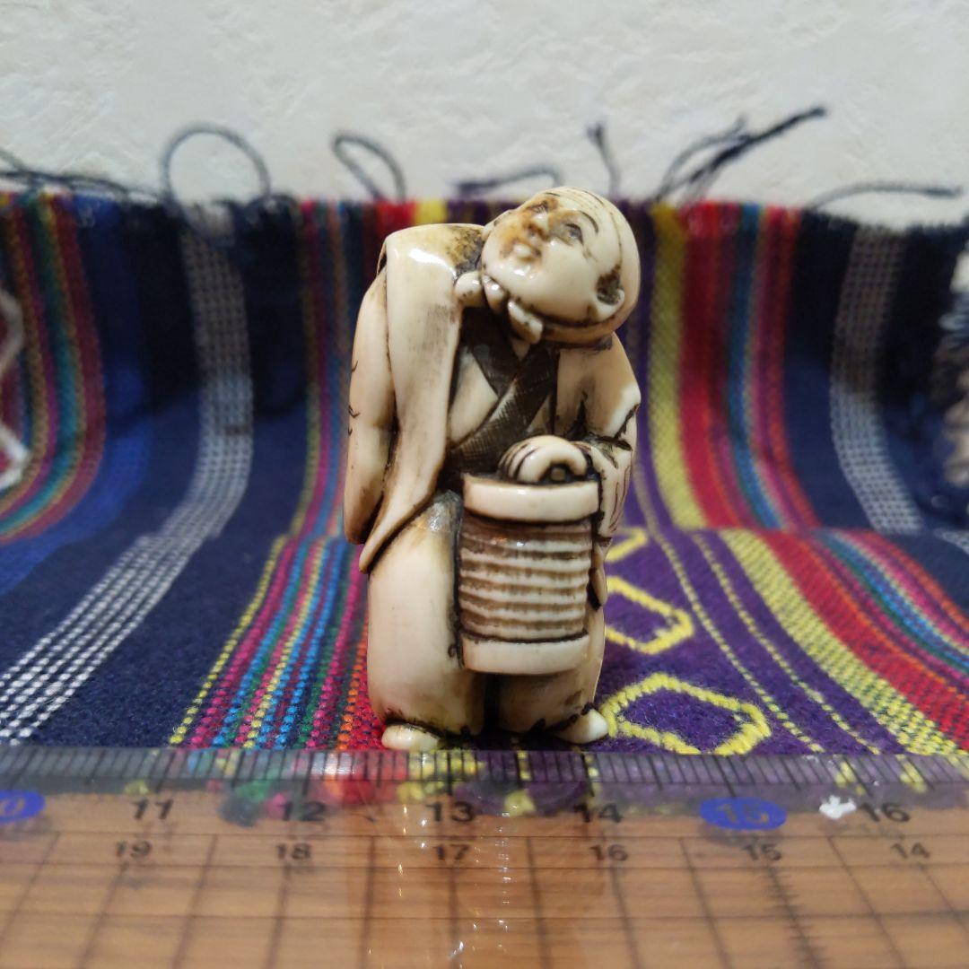 時代提物人物根付 天然素材 在銘【夜道 提灯を持つ人物】高約4.5cm 重18ｇ