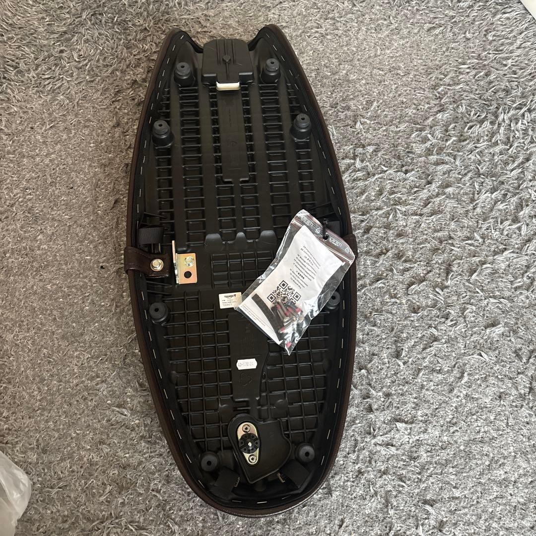 TRIUMPH ベンチシート　キルティングシート ブラウン　A9708614