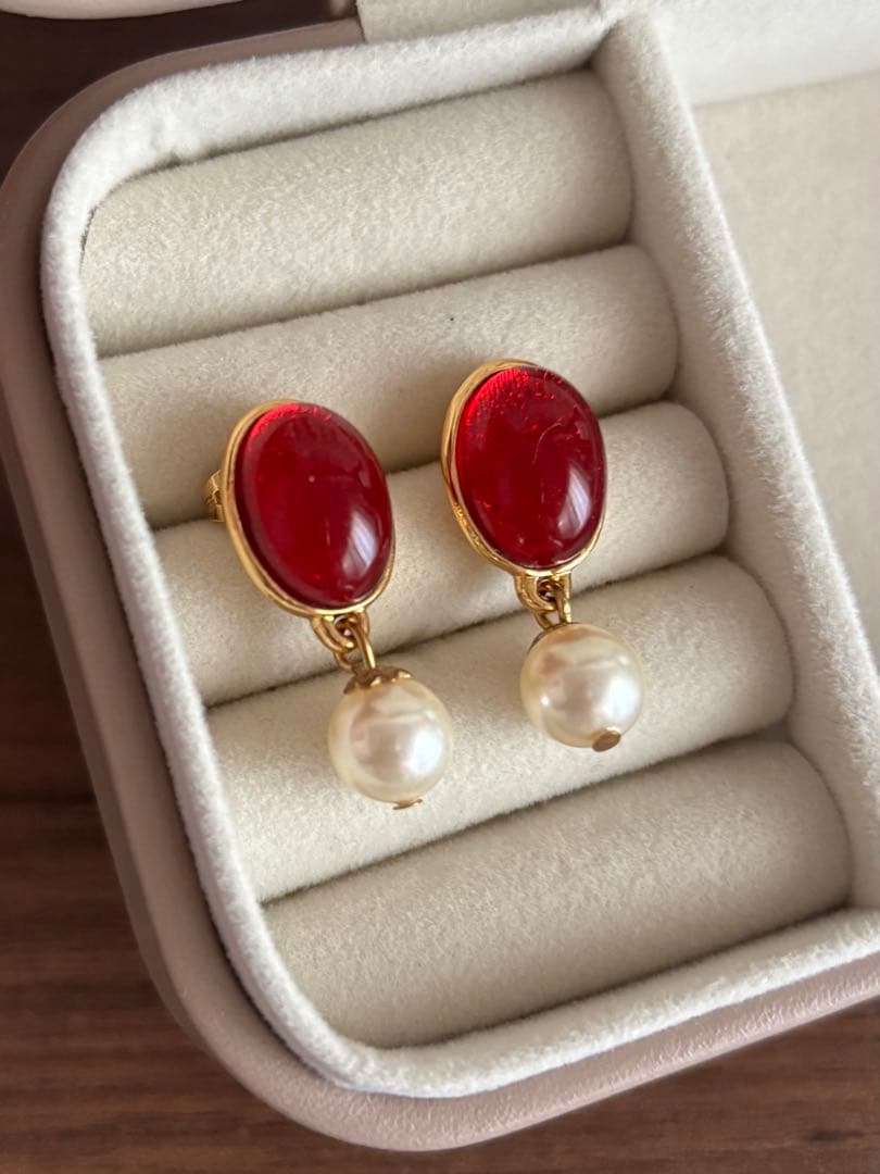 セシルエジャンヌ　ヴィンテージガラスピアス　ルージュ