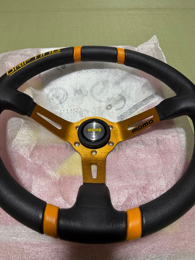 momo DRIFTING ステアリングホイール