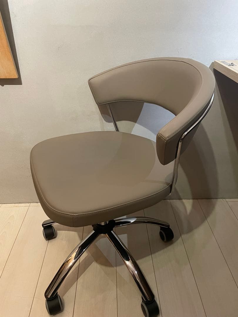 美品　廃番品　カリガリス　ニューヨーク　グレー　キャスター付き