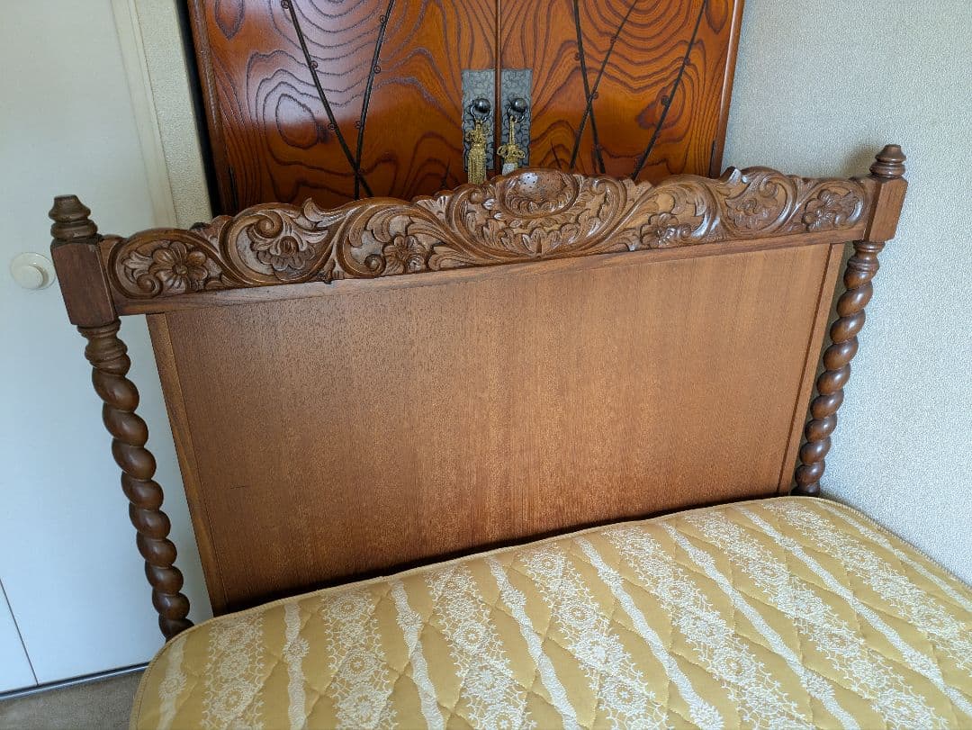 セミダブルベッドフレーム 彫刻装飾付き