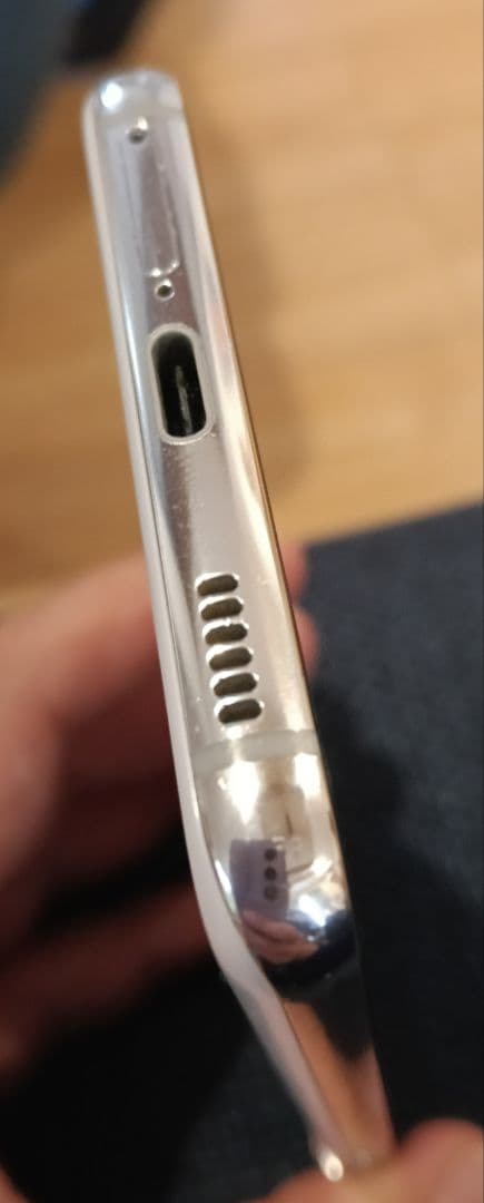 本体のみです。 状態は良好です。 通信会社を変更し、それに伴い端末も買い替えた