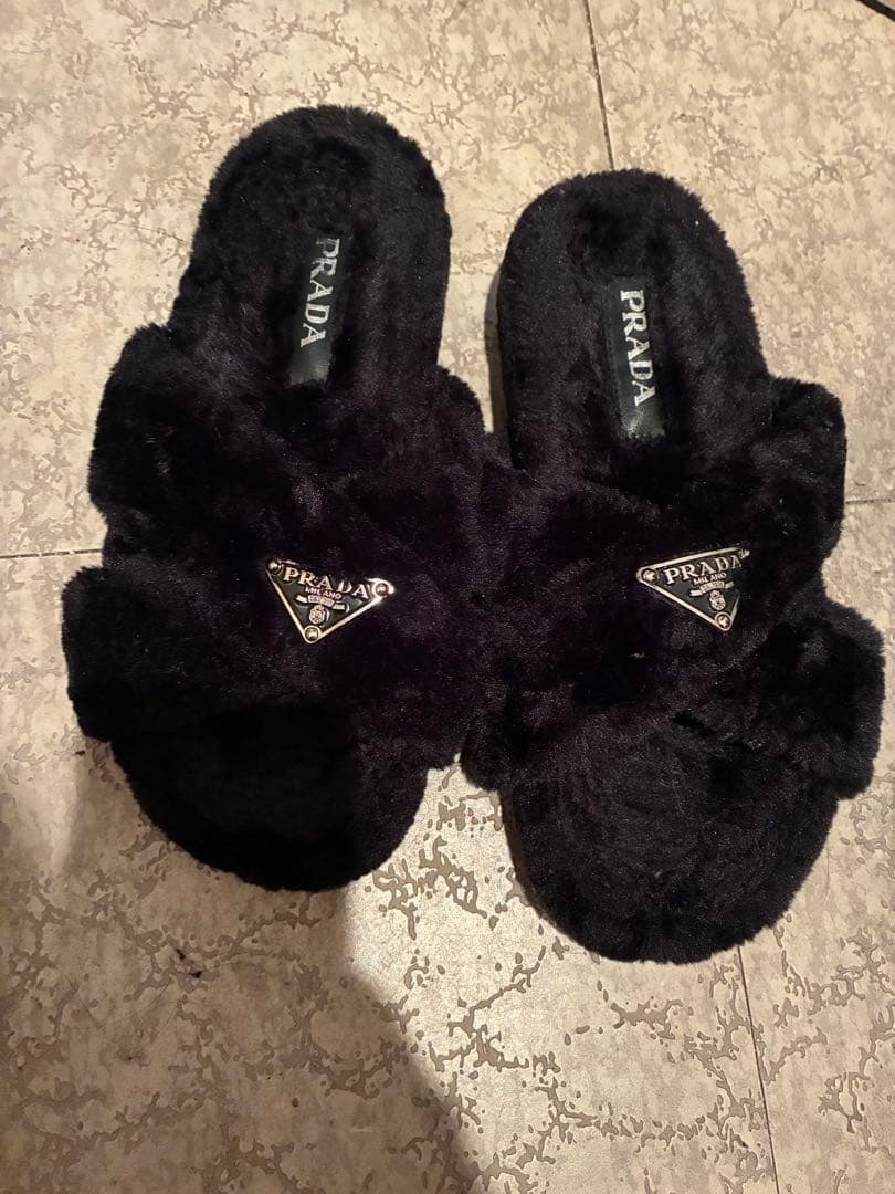 PRADA 黒 ファー サンダルノベルティ