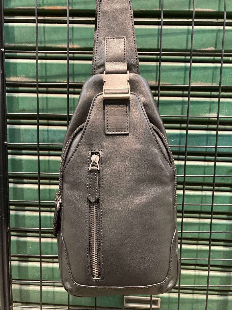 aroco『新品未使用』【本革】《牛革》［イタリアンレザー］ボディバッグ