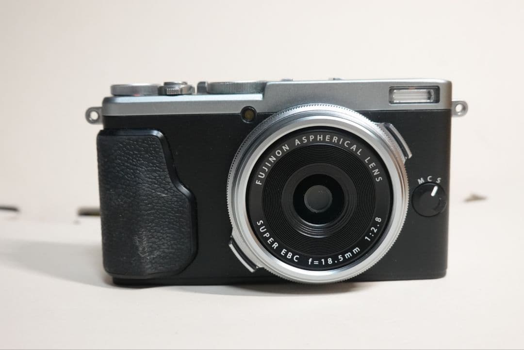 FUJIFILM X70 コンパクトデジタルカメラ