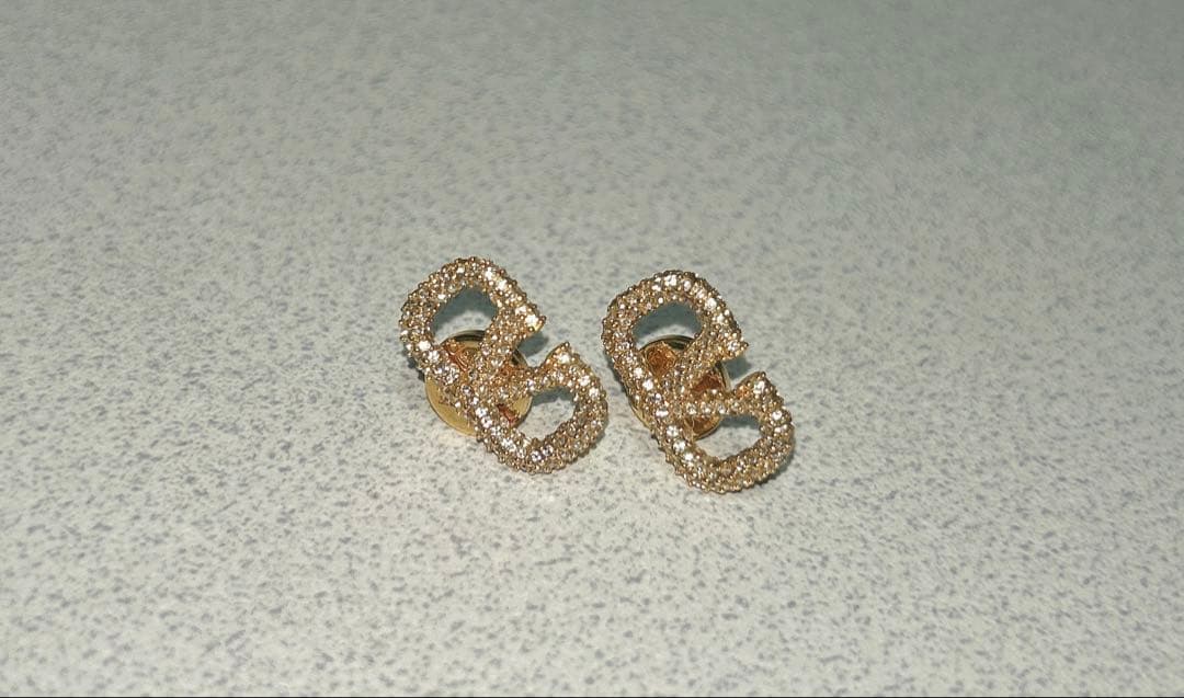 VALENTINO　Vロゴ　ピアス　ゴールド